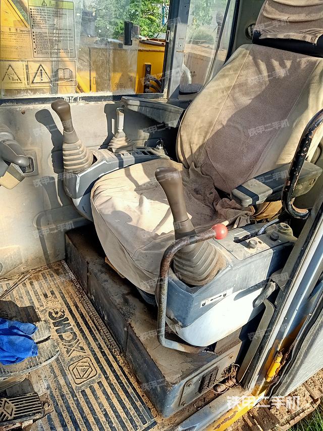 駕駛室整體(整機(jī)外觀(guān)) 駕駛室整體(整機(jī)外觀(guān))