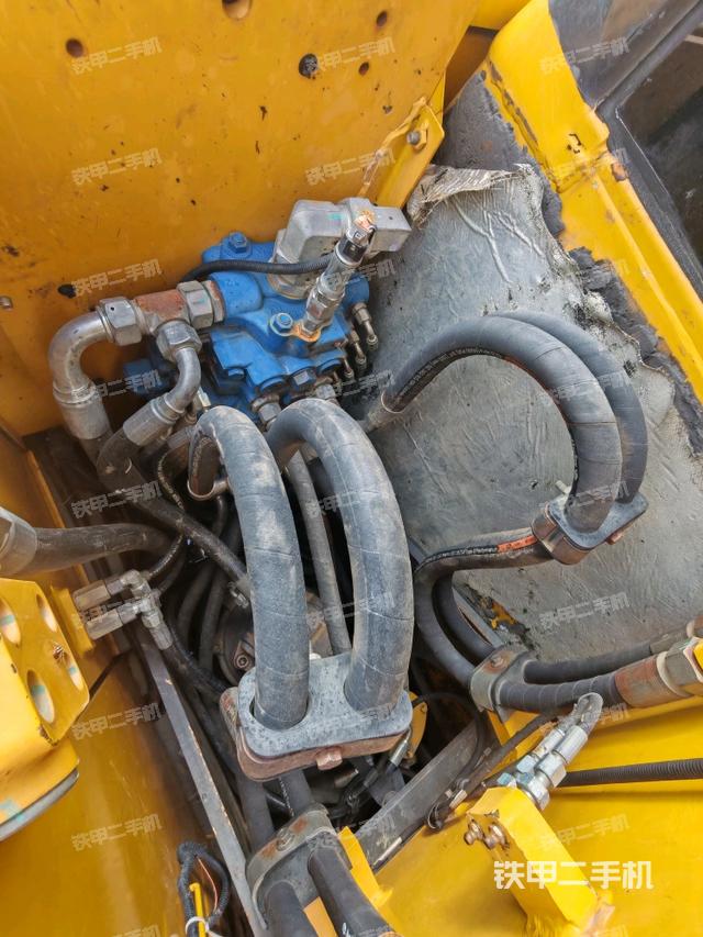 回转马达和主控阀（整机外观）