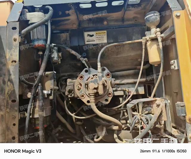 液壓泵艙室正面整體（整機(jī)外觀）