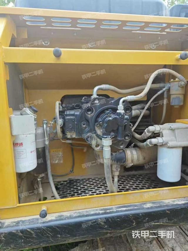 液壓泵艙室正面整體(整機外觀) 液壓泵艙室正面整體(整機外觀)