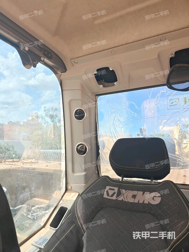 行走控制手柄和踏板?俯拍（駕駛室部分）