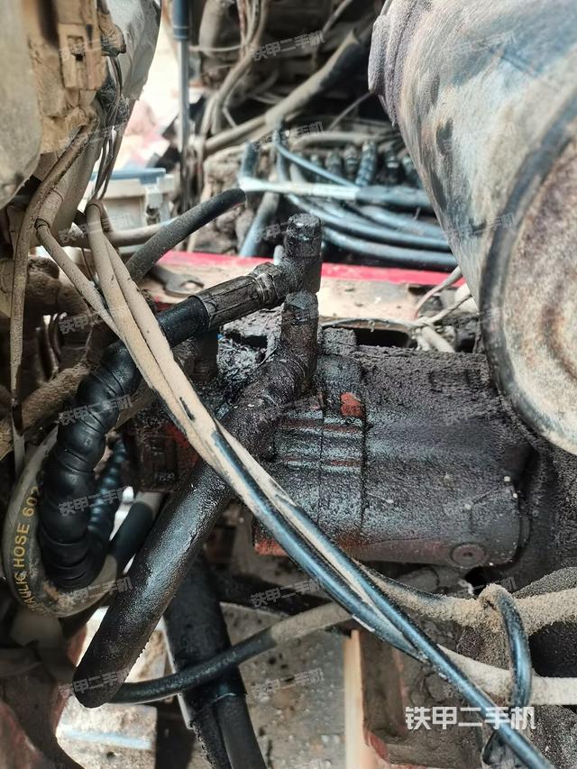 液压泵舱室正面整体（整机外观）