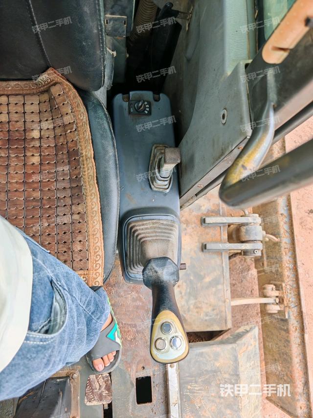 座椅左侧控制台/音响/含左手柄(驾驶室部分) 座椅左侧控制台/音响/含左手柄(驾驶室部分)