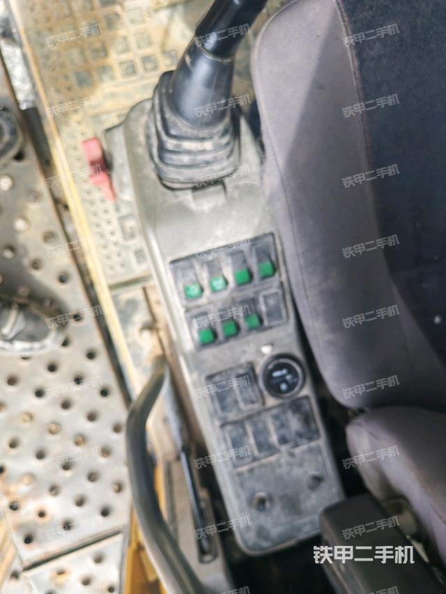 座椅左侧控制台/音响/含左手柄（驾驶室部分）