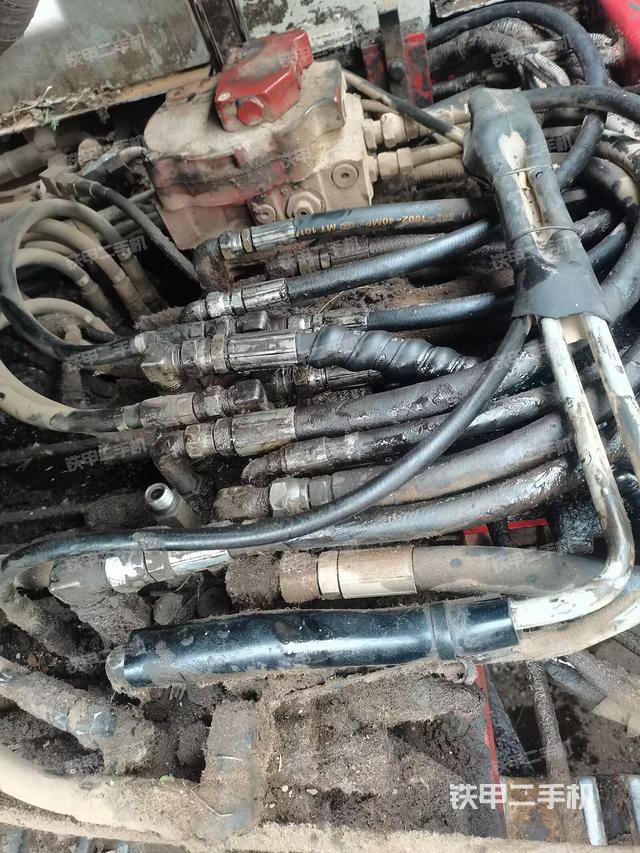 回转马达和主控阀（整机外观）