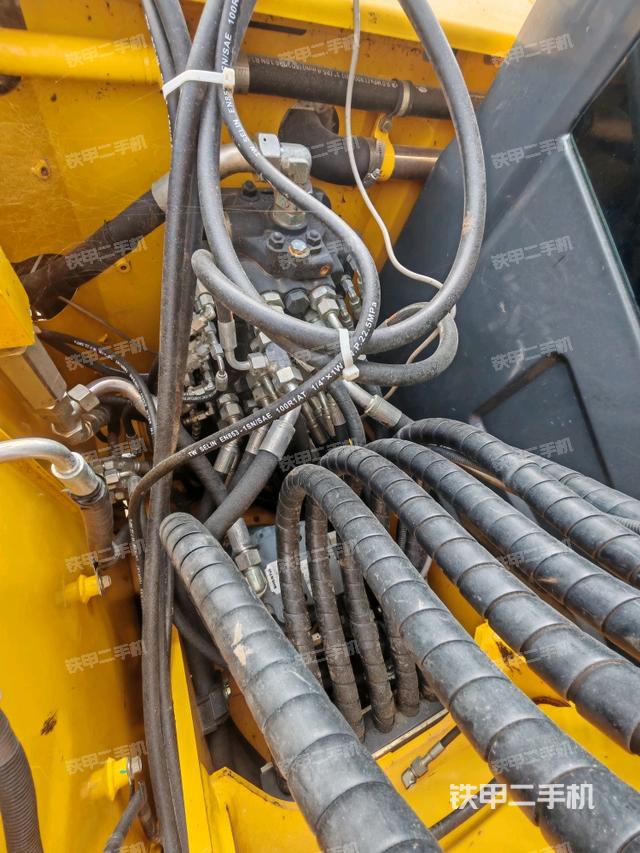 回转马达和主控阀(整机外观) 回转马达和主控阀(整机外观)