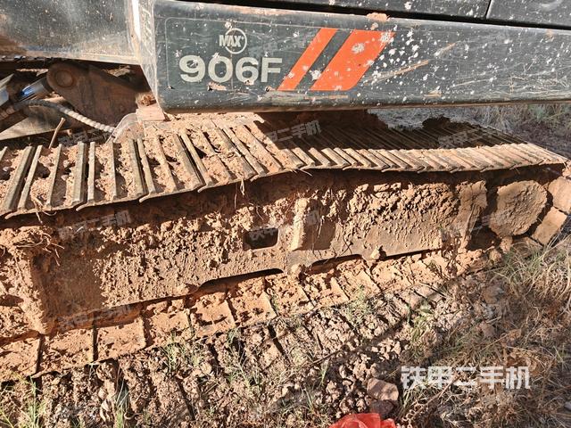 单侧履带整体(整机外观) 单侧履带整体(整机外观)