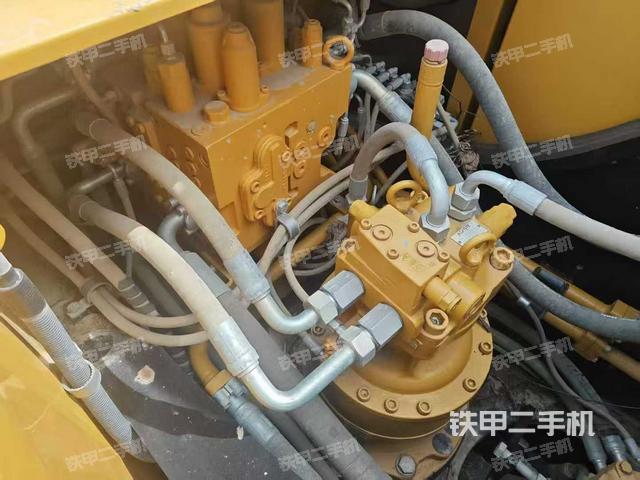 回轉(zhuǎn)馬達(dá)和主控閥(整機外觀) 回轉(zhuǎn)馬達(dá)和主控閥(整機外觀)