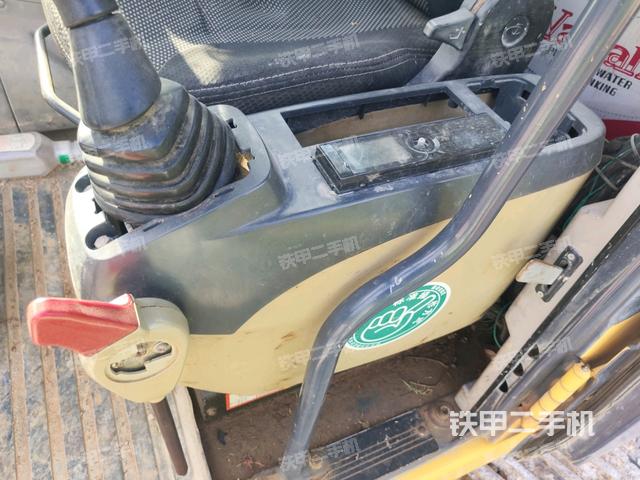 座椅左侧控制台/音响/含左手柄(驾驶室部分) 座椅左侧控制台/音响/含左手柄(驾驶室部分)