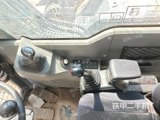 座椅左侧控制台/音响/含左手柄(驾驶室部分) 座椅左侧控制台/音响/含左手柄(驾驶室部分)