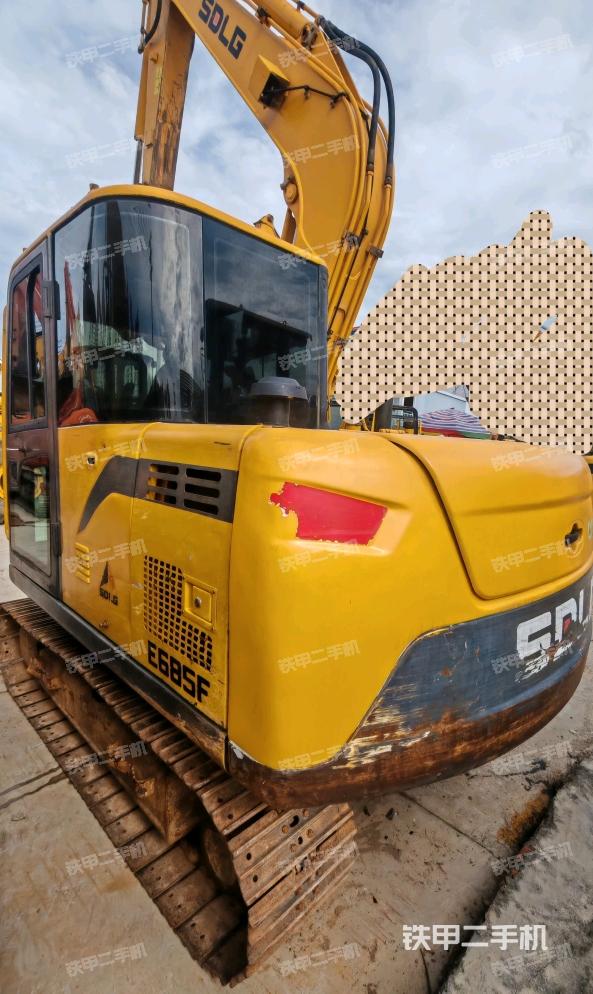 驾驶室顶部（整机外观）