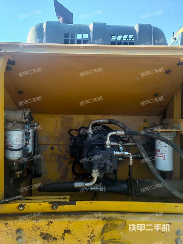 液压泵舱室正面整体(整机外观) 液压泵舱室正面整体(整机外观)