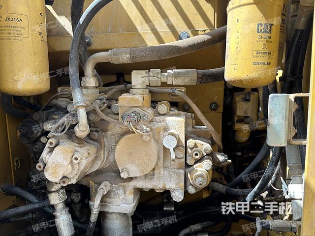 液压泵舱室正面整体(整机外观) 液压泵舱室正面整体(整机外观)