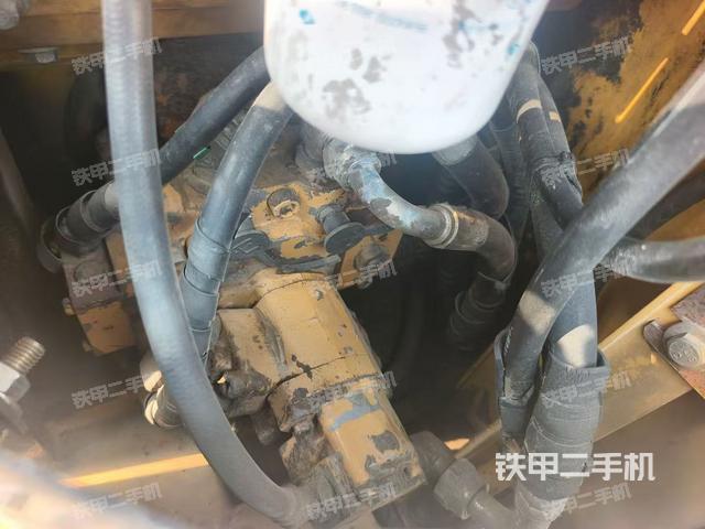 液压泵舱室正面整体（整机外观）