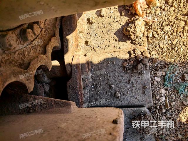 左驅(qū)動輪（行走機構(gòu)）