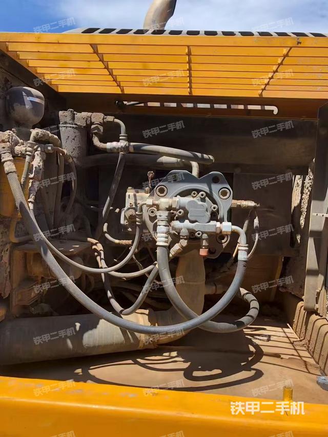 液压泵舱室正面整体(整机外观) 液压泵舱室正面整体(整机外观)