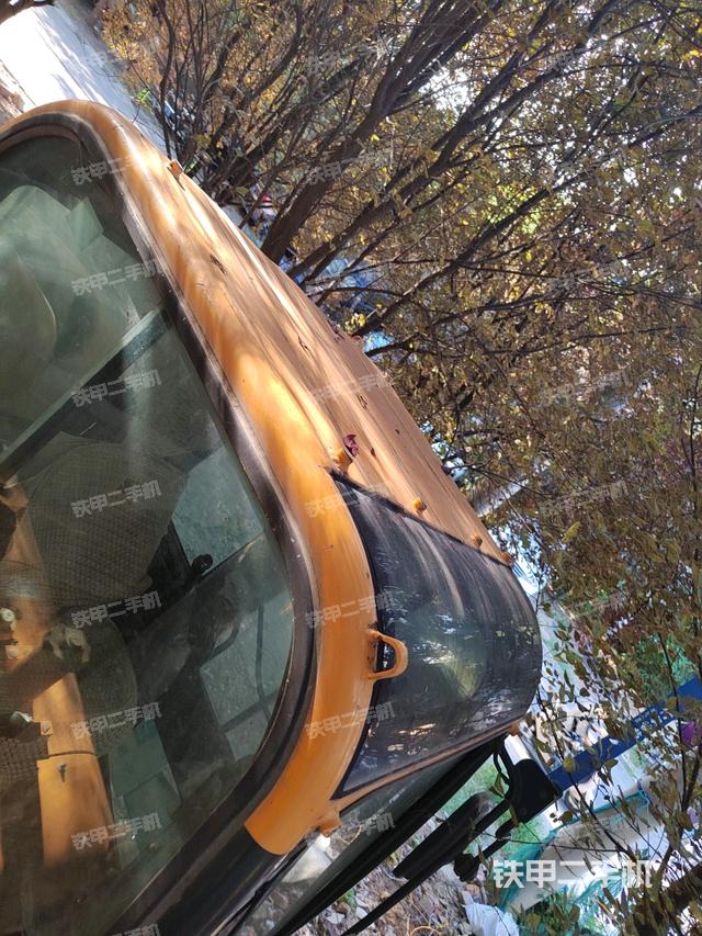 驾驶室顶部(整机外观) 驾驶室顶部(整机外观)