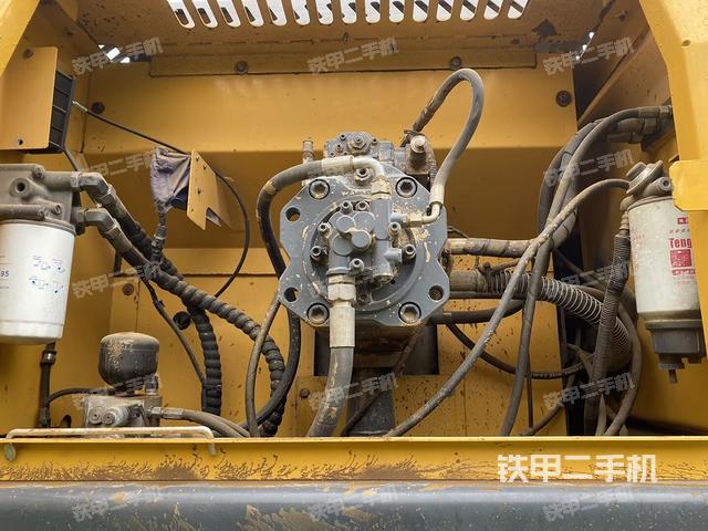 液压泵舱室正面整体（整机外观）