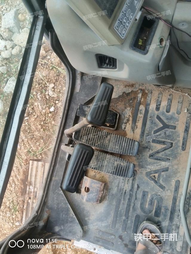 行走控制手柄和踏板 俯拍（驾驶室部分）