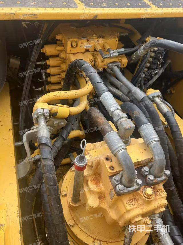 回转马达和主控阀（整机外观）