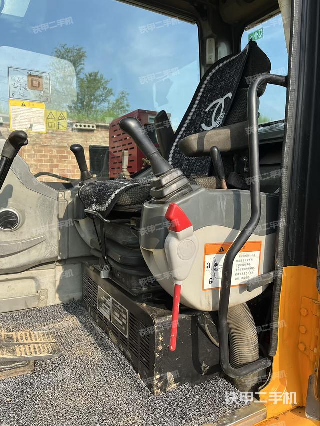 駕駛室頂部（整機外觀）