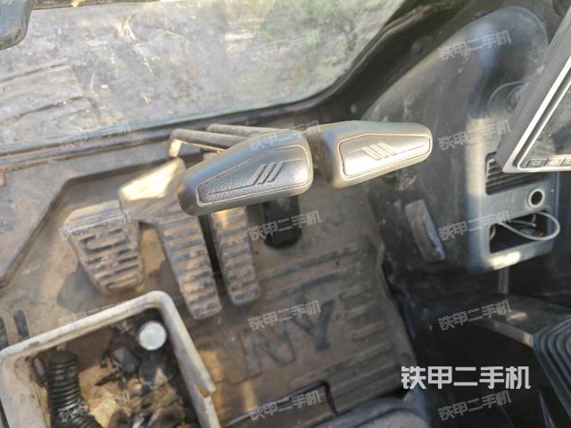 行走控制手柄和踏板 俯拍(驾驶室部分) 行走控制手柄和踏板 俯拍(驾驶室部分)