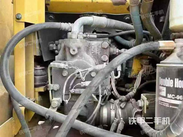 液压泵舱室正面整体(整机外观) 液压泵舱室正面整体(整机外观)