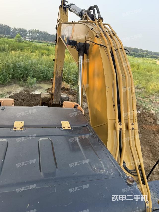 驾驶室顶部(整机外观) 驾驶室顶部(整机外观)