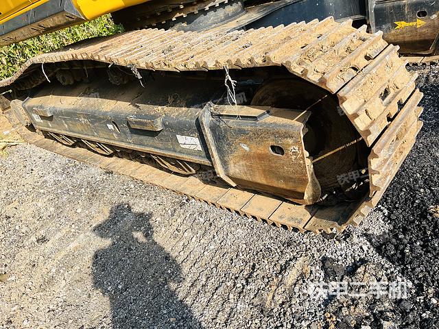 單側(cè)履帶整體(整機(jī)外觀) 單側(cè)履帶整體(整機(jī)外觀)