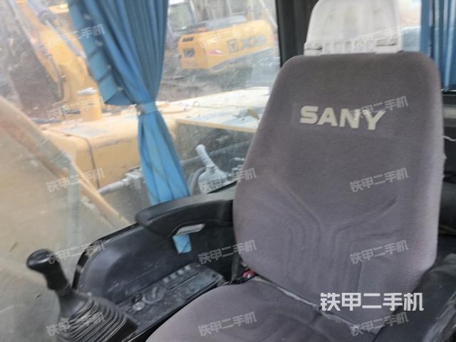 行走控制手柄和踏板 俯拍（驾驶室部分）