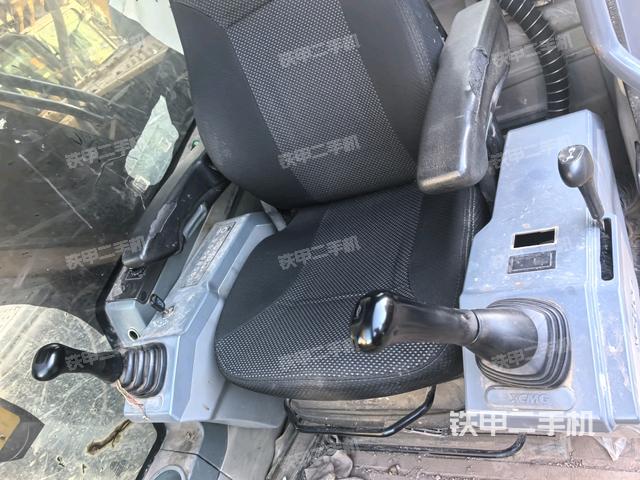 行走控制手柄和踏板 俯拍(驾驶室部分) 行走控制手柄和踏板 俯拍(驾驶室部分)