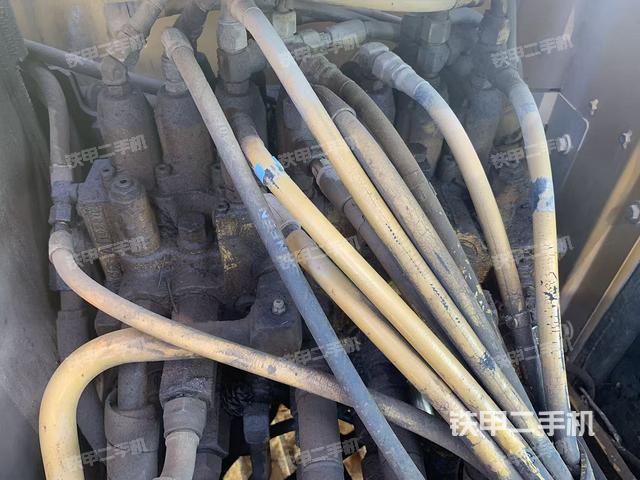 回转马达和主控阀(整机外观) 回转马达和主控阀(整机外观)