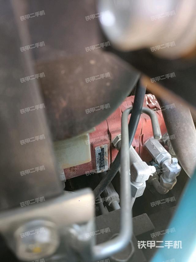 液压泵舱室正面整体（整机外观）