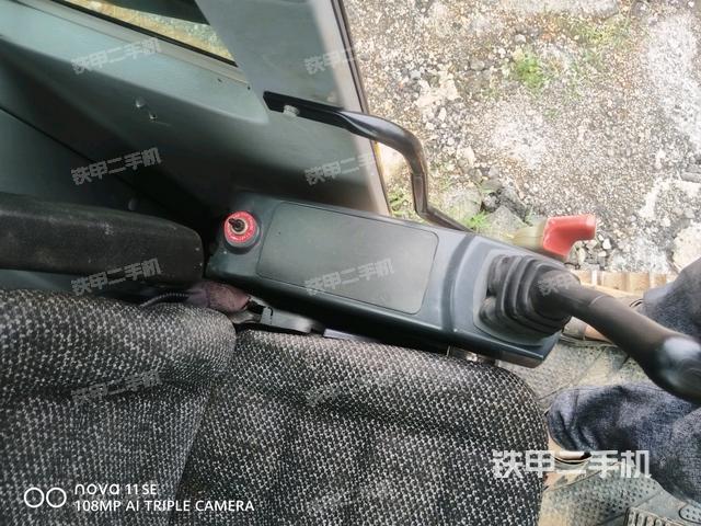 座椅右侧控制台/钥匙门/油门/含右手柄(驾驶室部分) 座椅右侧控制台/钥匙门/油门/含右手柄(驾驶室部分)