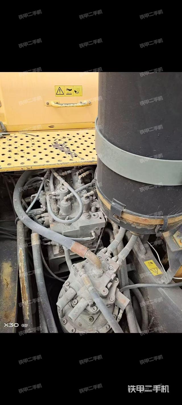 回转马达和主控阀（整机外观）