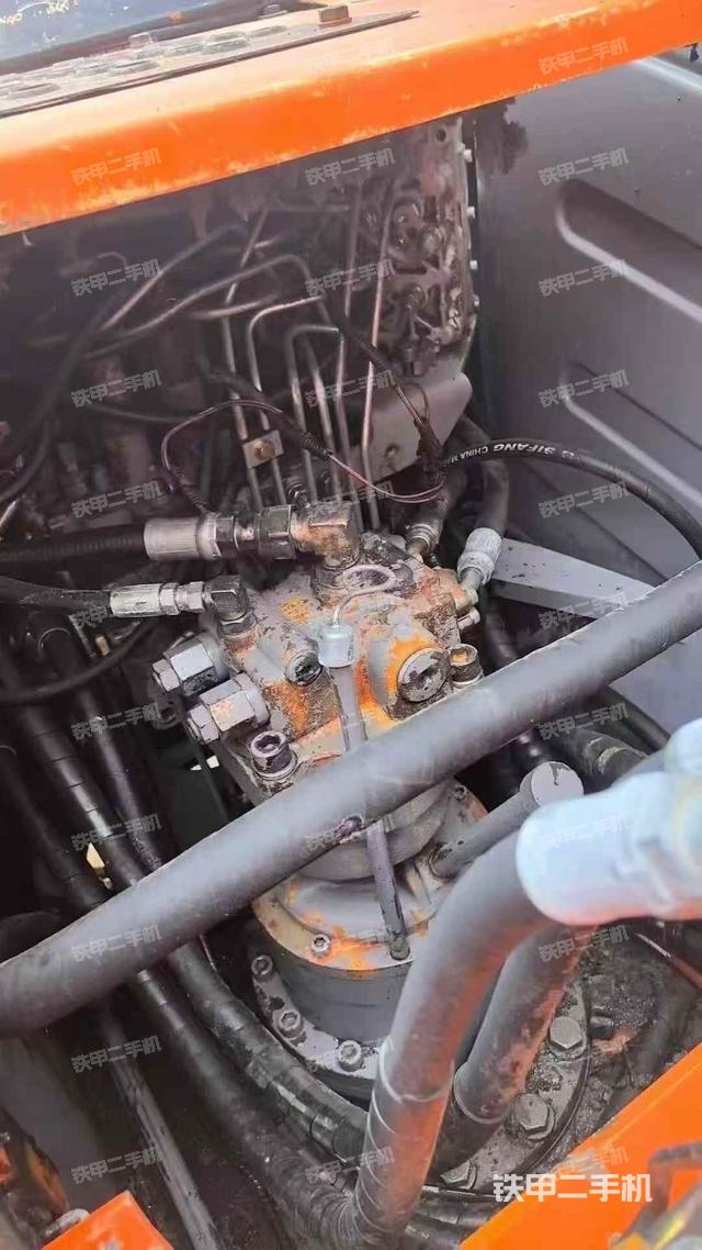 回转马达和主控阀(整机外观) 回转马达和主控阀(整机外观)