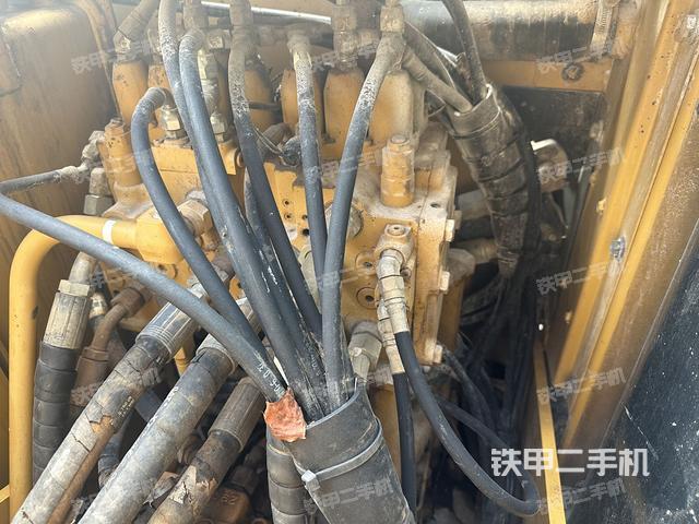 回转马达和主控阀(整机外观) 回转马达和主控阀(整机外观)