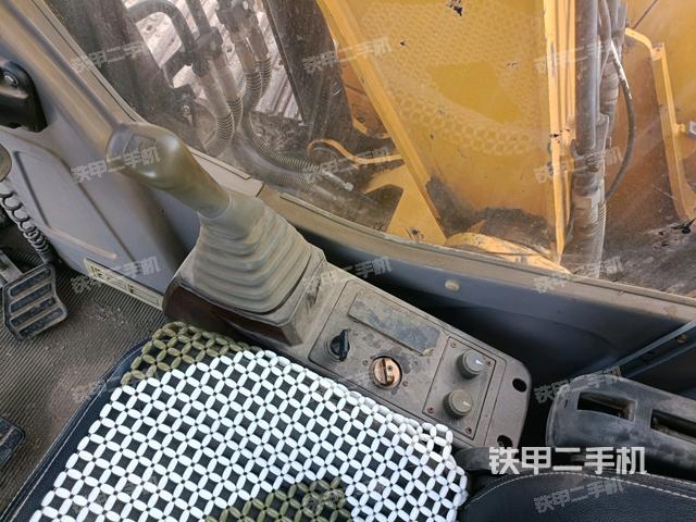 座椅右侧控制台/钥匙门/油门/含右手柄(驾驶室部分) 座椅右侧控制台/钥匙门/油门/含右手柄(驾驶室部分)