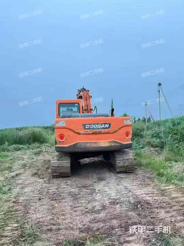 驾驶室顶部(整机外观) 驾驶室顶部(整机外观)