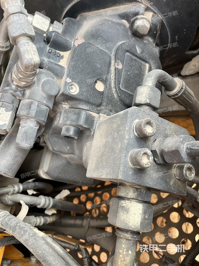 液壓泵艙室正面整體（整機外觀）