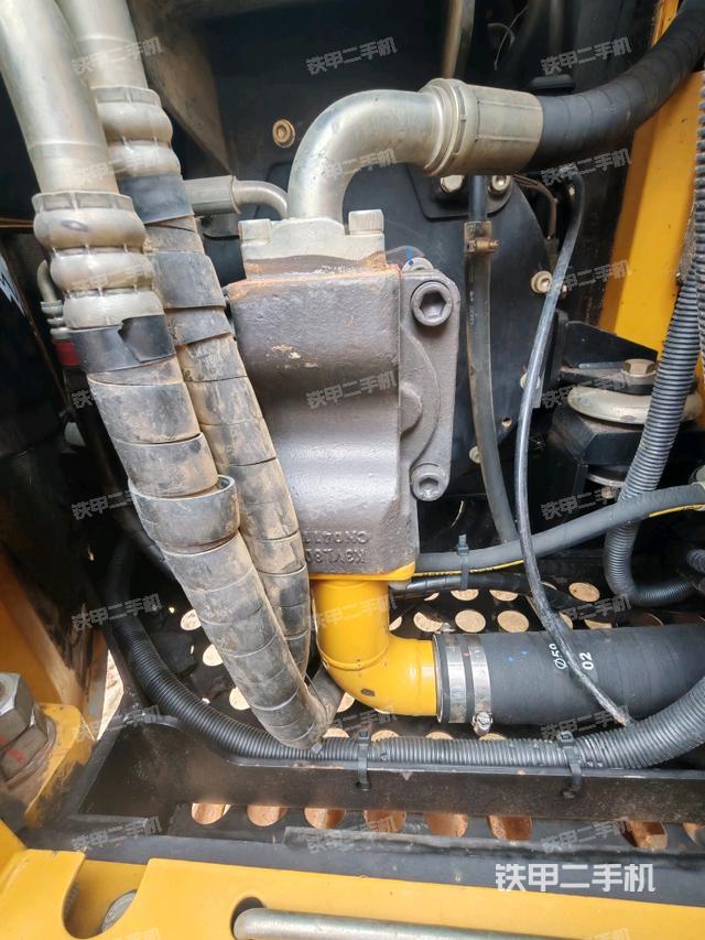 液压泵舱室正面整体（整机外观）