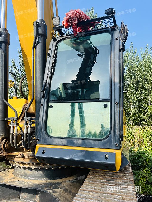 駕駛室整體(整機(jī)外觀) 駕駛室整體(整機(jī)外觀)