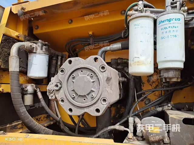 液压泵舱室正面整体（整机外观）