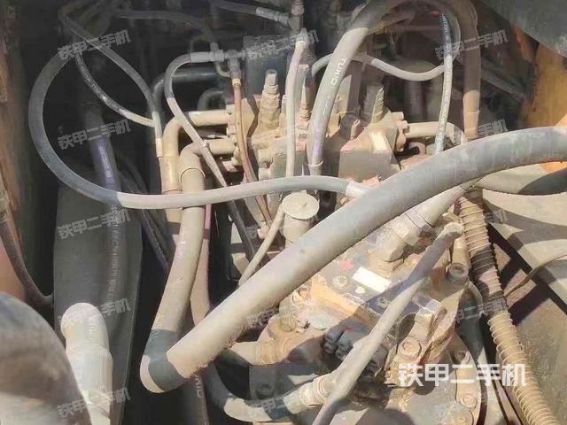 回转马达和主控阀(整机外观) 回转马达和主控阀(整机外观)