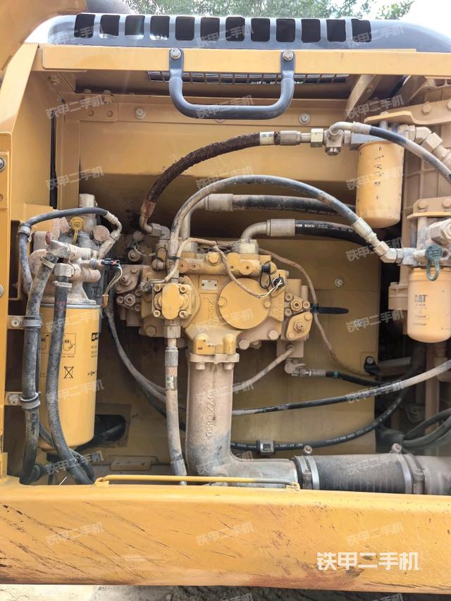 液压泵舱室正面整体（整机外观）