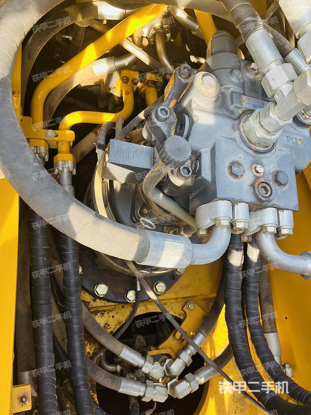 回轉(zhuǎn)馬達(dá)和主控閥(整機(jī)外觀) 回轉(zhuǎn)馬達(dá)和主控閥(整機(jī)外觀)