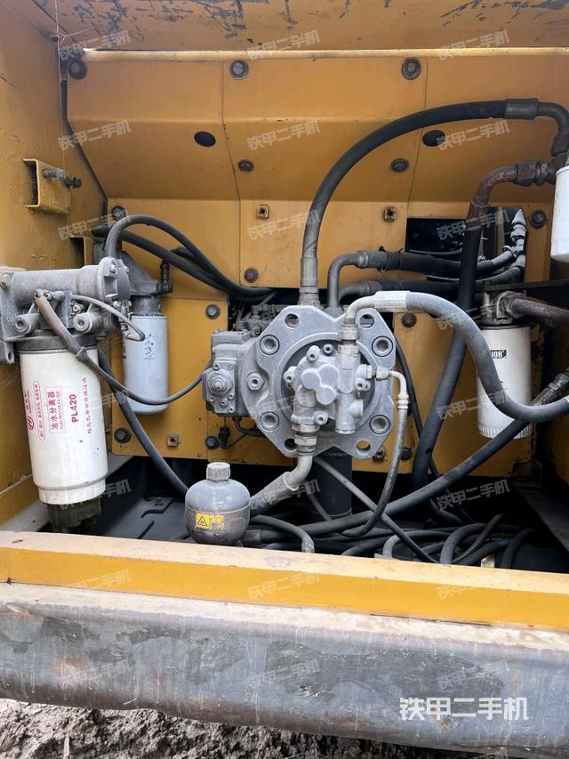 液压泵舱室正面整体（整机外观）