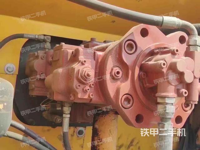 液压泵舱室正面整体(整机外观) 液压泵舱室正面整体(整机外观)