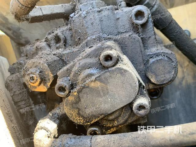 液压泵舱室正面整体（整机外观）