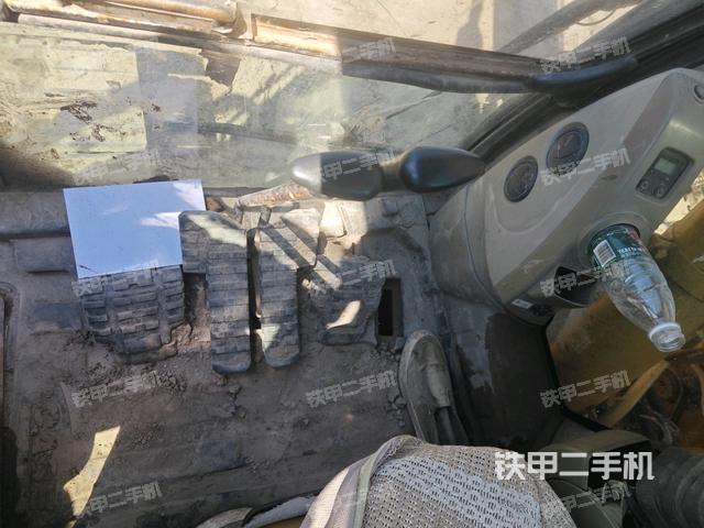 行走控制手柄和踏板?俯拍（駕駛室部分）